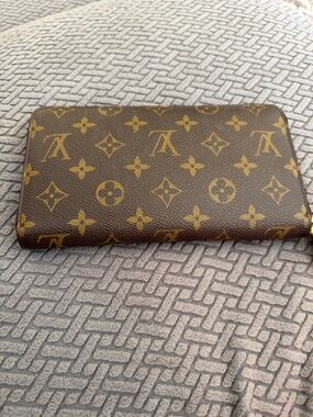 Louis Vuitton zippy wallet